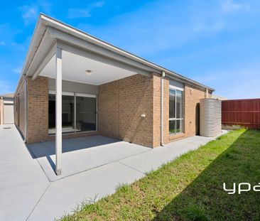Modern home with low maintenance living in Kingsfield Estate - Photo 4