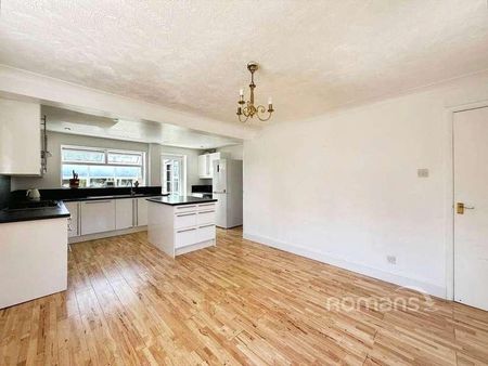 Whitebeam Gardens, Farnborough, GU14 - Photo 5