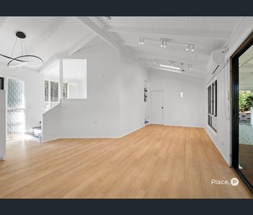 Light-Filled Retreat with Modern Style and Leafy Surroundings - Photo 6