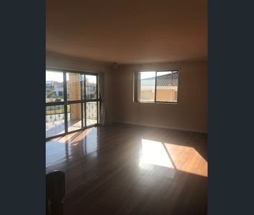 Large 2 storey home close to Garden City and Schools - Photo 5