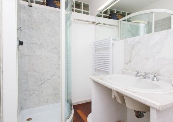 Center-Popolo: Modern, renovated 1 Bedroom, bath, kitchen. Parquet floors, bright, silent, located in beautiful villa near center, park, transport. Ref 847