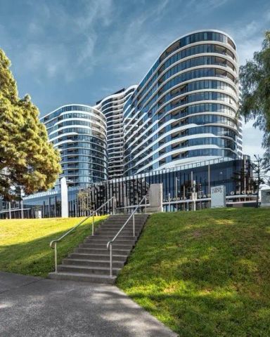 “Contemporary Living Meets Convenience – Stunning 1-Bedroom Apartment” - Photo 2