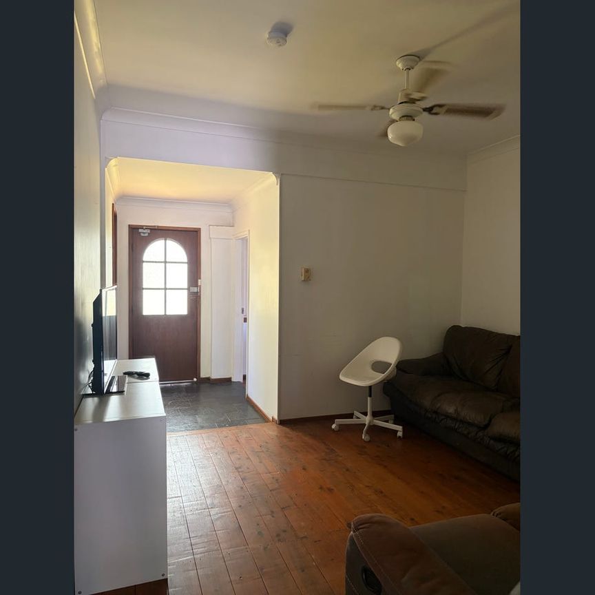 5+Sun room House in Walking distance to Wollongong University - Photo 1