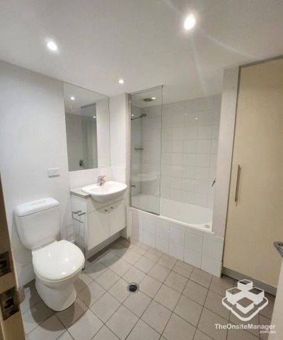 Queen size bedroom for rent in South Brisbane - Photo 4