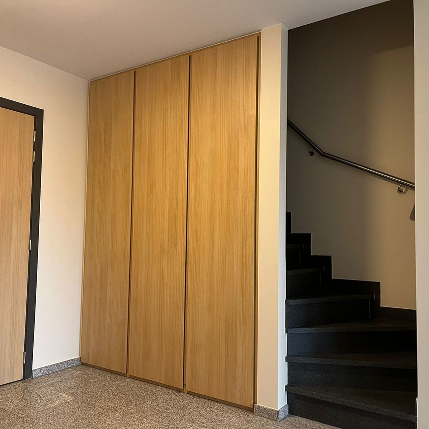 Modern Instapklaar duplex-app met 2 slpks, terras & afgesloten garage! - Photo 1