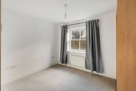 1 Bed Flat - Photo 2