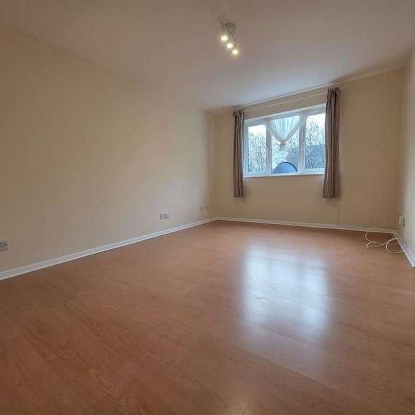 Milestone Close, London, N9 - Photo 1