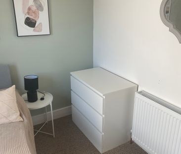 Stunning shared home in Hagden Lane! 198HAG - Room 2 - Photo 3