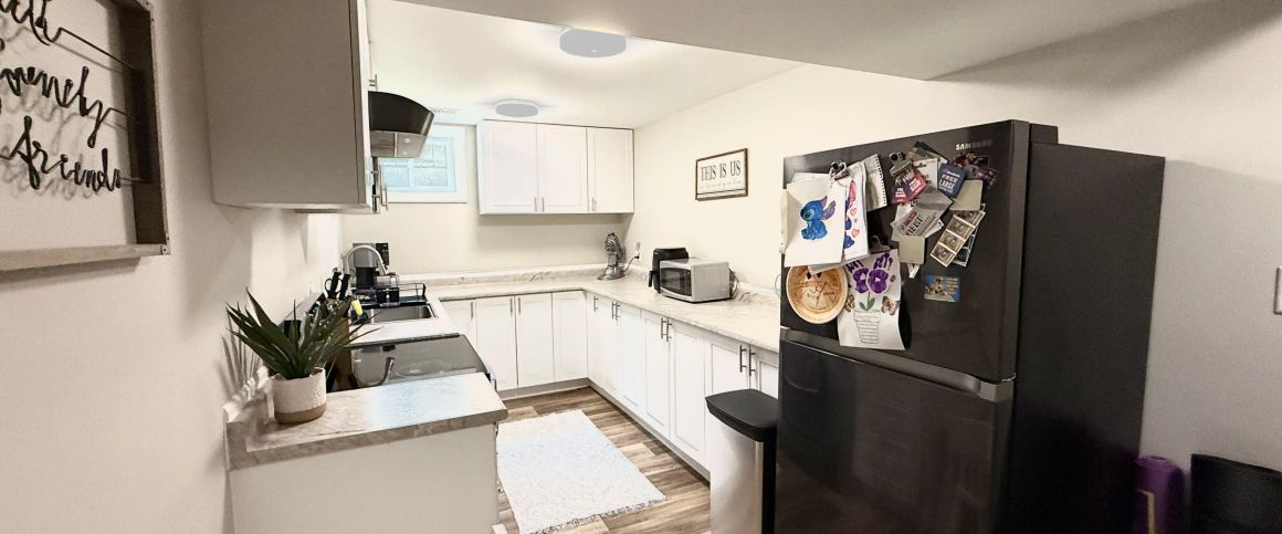 TWO BEDROOM, ONE BATHROOM ALL INCLUSIVE DOWNTOWN KINGSTON WITH PARKING AND AC — 2 - Photo 1