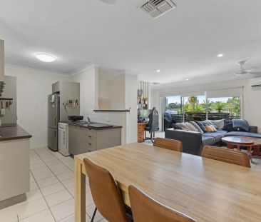 3 level townhouse with city views - Photo 4