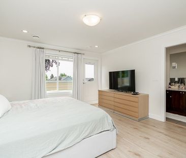 359 13th Street East town house — North Vancouver, BC (0-Bedroom) -... - Photo 2
