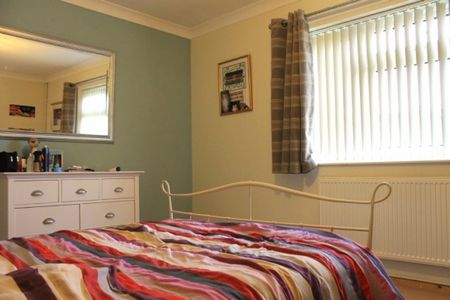 6 Bed - Ernest Road, Wivenhoe - Photo 3