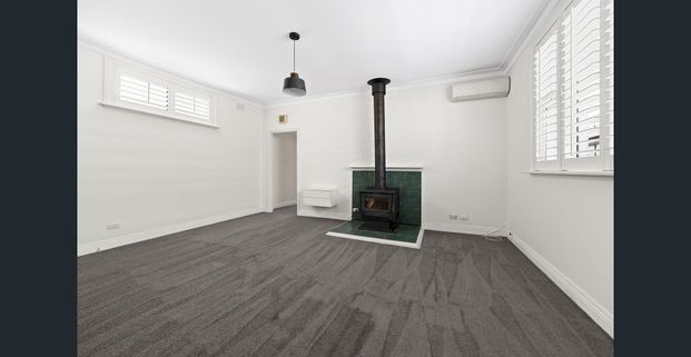 Perfectly located! - Photo 1