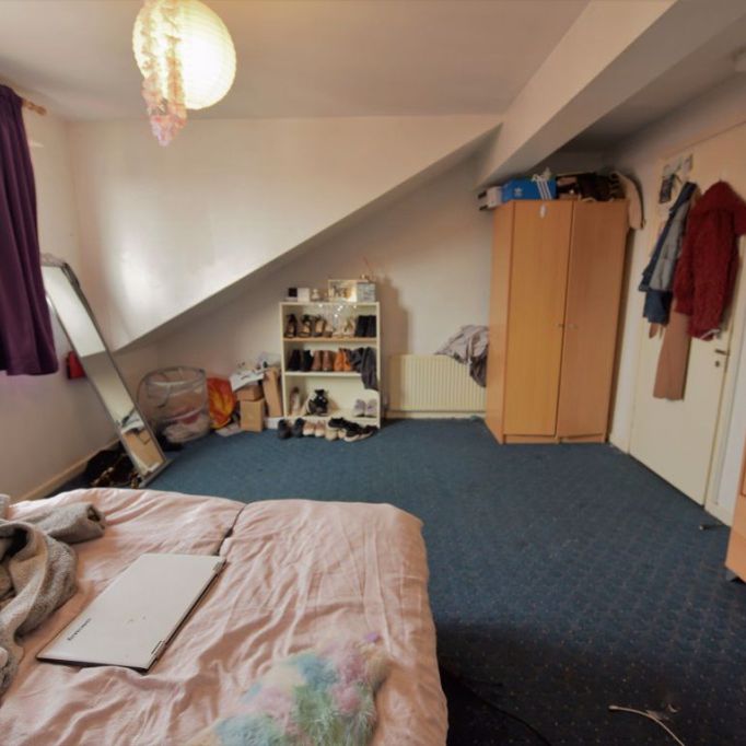 4 bedroom House in Norwood Place, Leeds - Photo 1