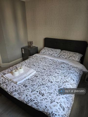 1 bedroom in a house share to rent - Photo 2