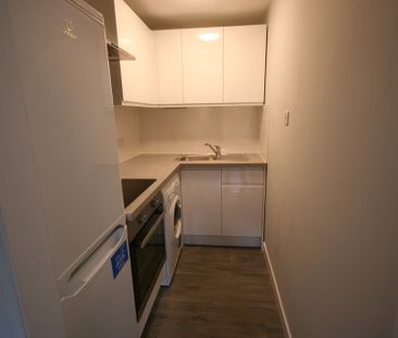 Hamilton Road , 1 Bed Main Door Furnished Flat, Broomhouse – Availa... - Photo 5