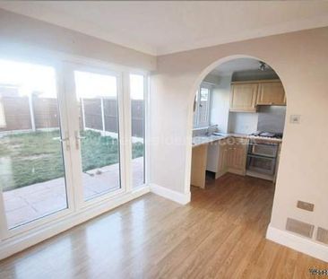 3 bedroom property to rent in Canvey Island - Photo 2