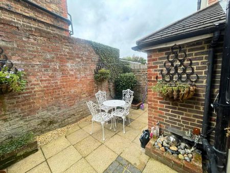 2 bedroom semi-detached house to rent - Photo 4