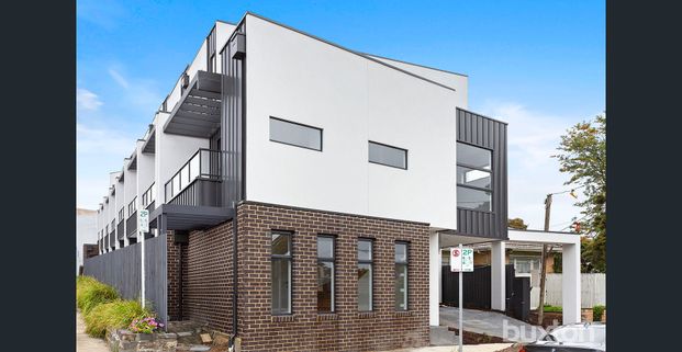 CONVENIENCE MEETS COMFORT IN THIS CENTRAL BAYSIDE HOME! - Photo 1