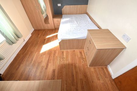 4 bedroom House in Burley Lodge Terrace, Leeds - Photo 5