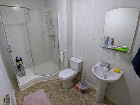 3 bedroom flat to rent - Photo 4