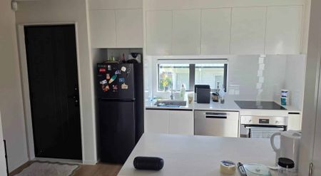 Stylish & Modern 2-Bedroom Townhouse - Photo 3