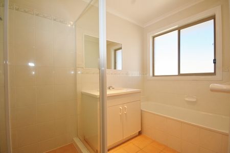 42B Maloney Street, Queanbeyan NSW 2620 - House For Rent | Domain - Photo 5