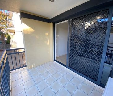 Secure, very well maintained 2 bedroom 2 bathroom apartment close t... - Photo 5