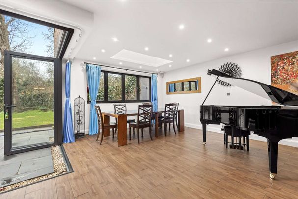 An exceptional six-bedroom house surrounded by the hilltop parkland of Norwood Grove. - Photo 1
