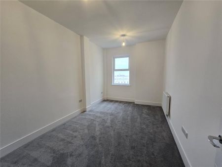 3 bedroom flat to rent - Photo 2