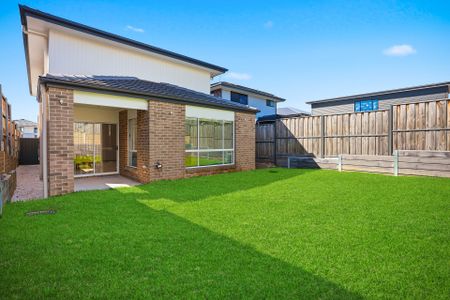 Prime Box Hill Living with Exceptional Family Comfort - Photo 2