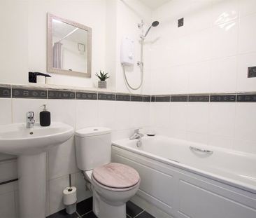 The Rowans, Woking - Photo 6