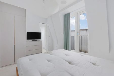 2 bedroom flat in London - Photo 4