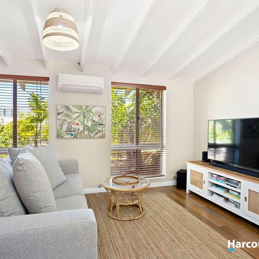 Delightful Villa in Sought After Location! - Photo 1