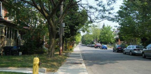 Bright 1-bedroom apartment close to public transit - Photo 2