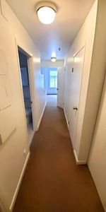 Renovated 2 Bedroom + 1 parking + private deck in KITSILANO just 5 min - Photo 3