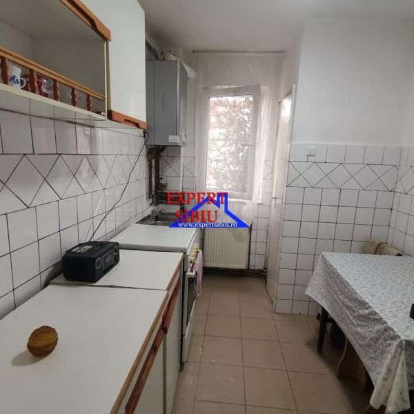 INCHIRIEZ apartament 2 camere semidecomandat,zona Vasile Aaron - Fotografie 1