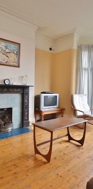Room in a Shared House, Roundhay View, LS8 - Photo 1