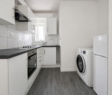 3 Bedroom Flat To Let - HP11 - Photo 3