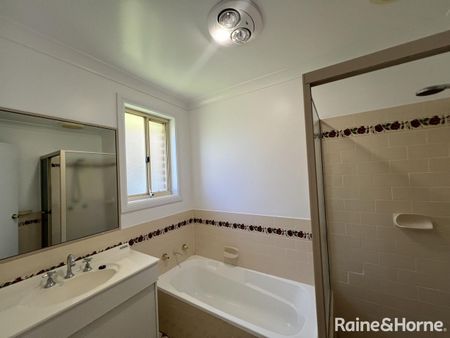Renovated & Spacious 2 Bedroom Villa - Photo 2