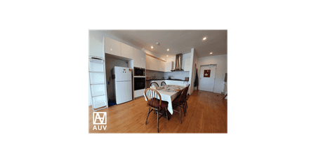 Stunning 3 Bedroom Apartment - Photo 5