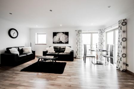 3 bedroom flat to rent - Photo 4