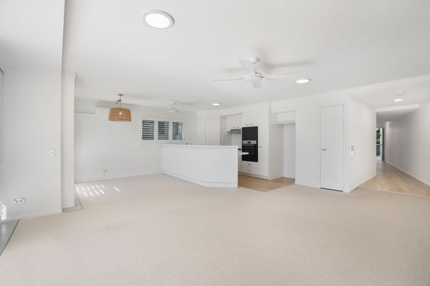 Beautifully Appointed Corner Apartment &vert; &dollar;900 Per Week - Photo 1