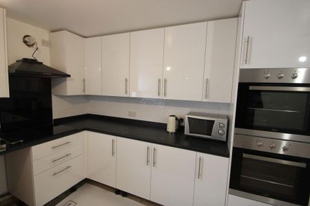 1 bedroom in a house share to rent - Photo 3