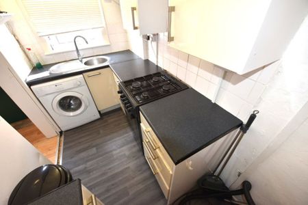 2 bedroom House in Kelsall Road, Leeds - Photo 5