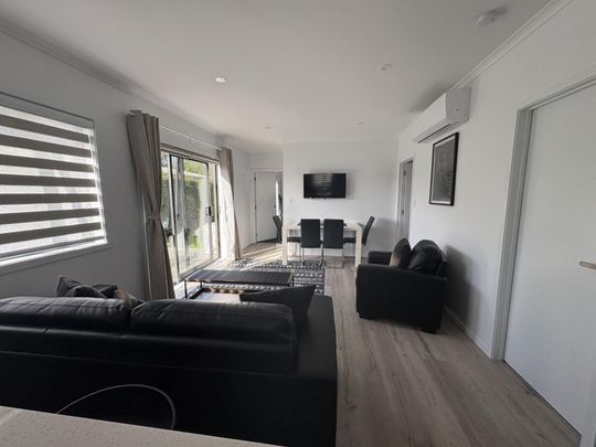 Hot on Hibiscus - Photo 1