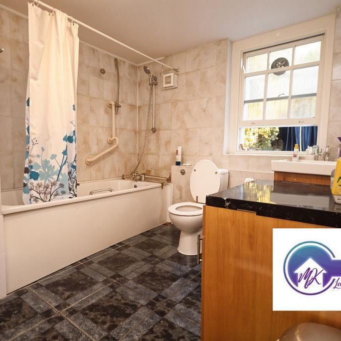1 bedroom in a flat share to rent - Photo 1