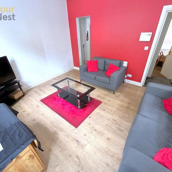 Room 5, Westfield Road, Hyde Park, Leeds, LS3 1DF - Photo 1
