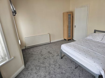 3 Bed Terraced House, Monteagle Avenue, IG11 - Photo 5