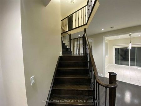 Detached Home For Lease | W7362958 - Photo 2